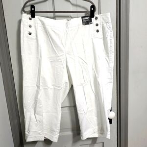 Avenue Sailor Button Capri Pants
